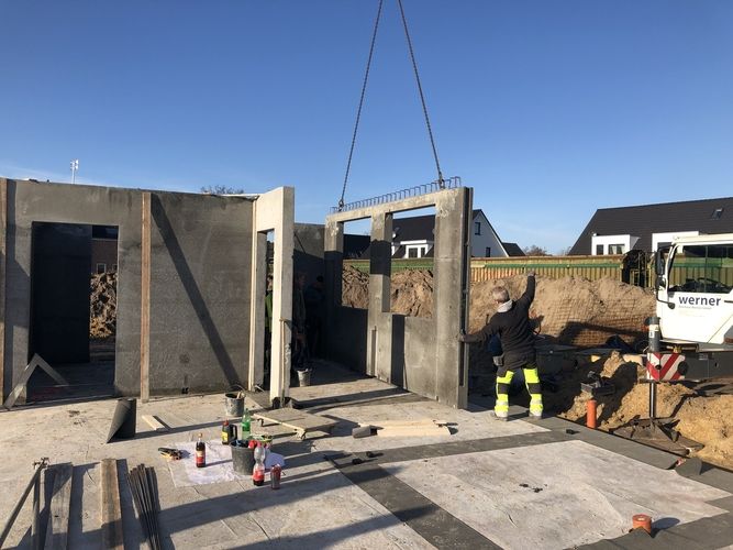 Die Wand eines Hauses wird eingesetzt